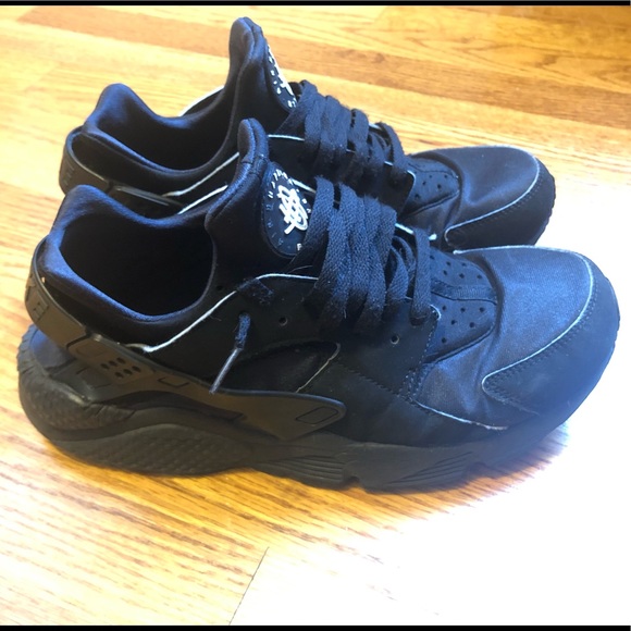 Nike Other - Black Nike Huarache Size 10.5